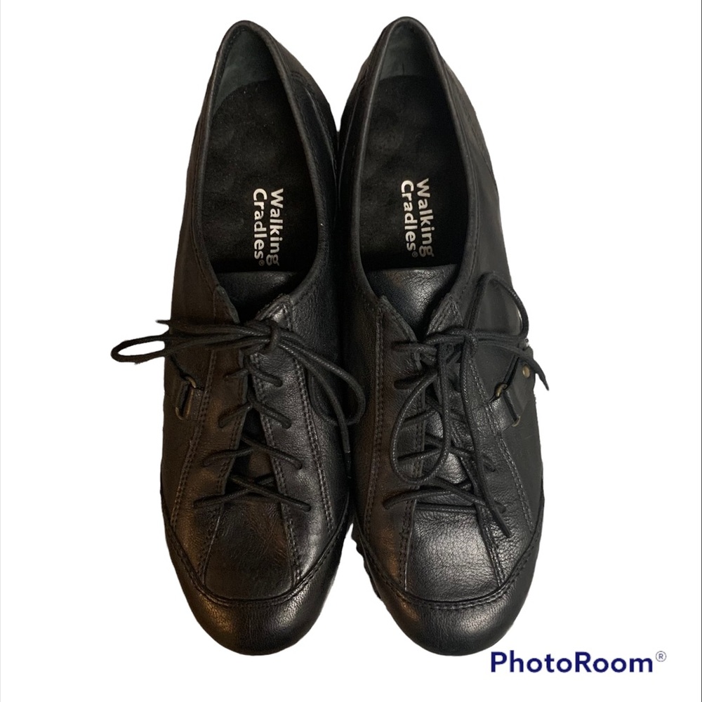 WALKING CRADLES Women’s Dara Black Leather Sneakers.